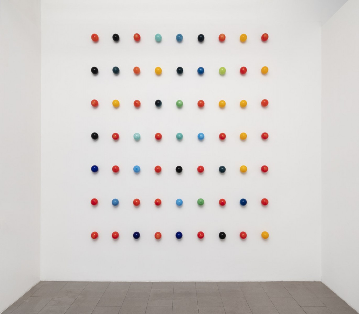 Véronique Arnold, 2023–2023, Ivre de lumière, 63 blown glass balls 280 x 250 cm (diameter each 10 cm)
