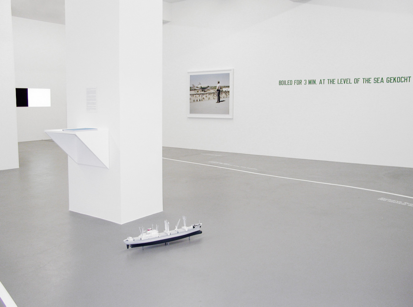 Joel Sternfeld, Lawrence Weiner, Installationsansicht, Buchmann Galerie, 2009