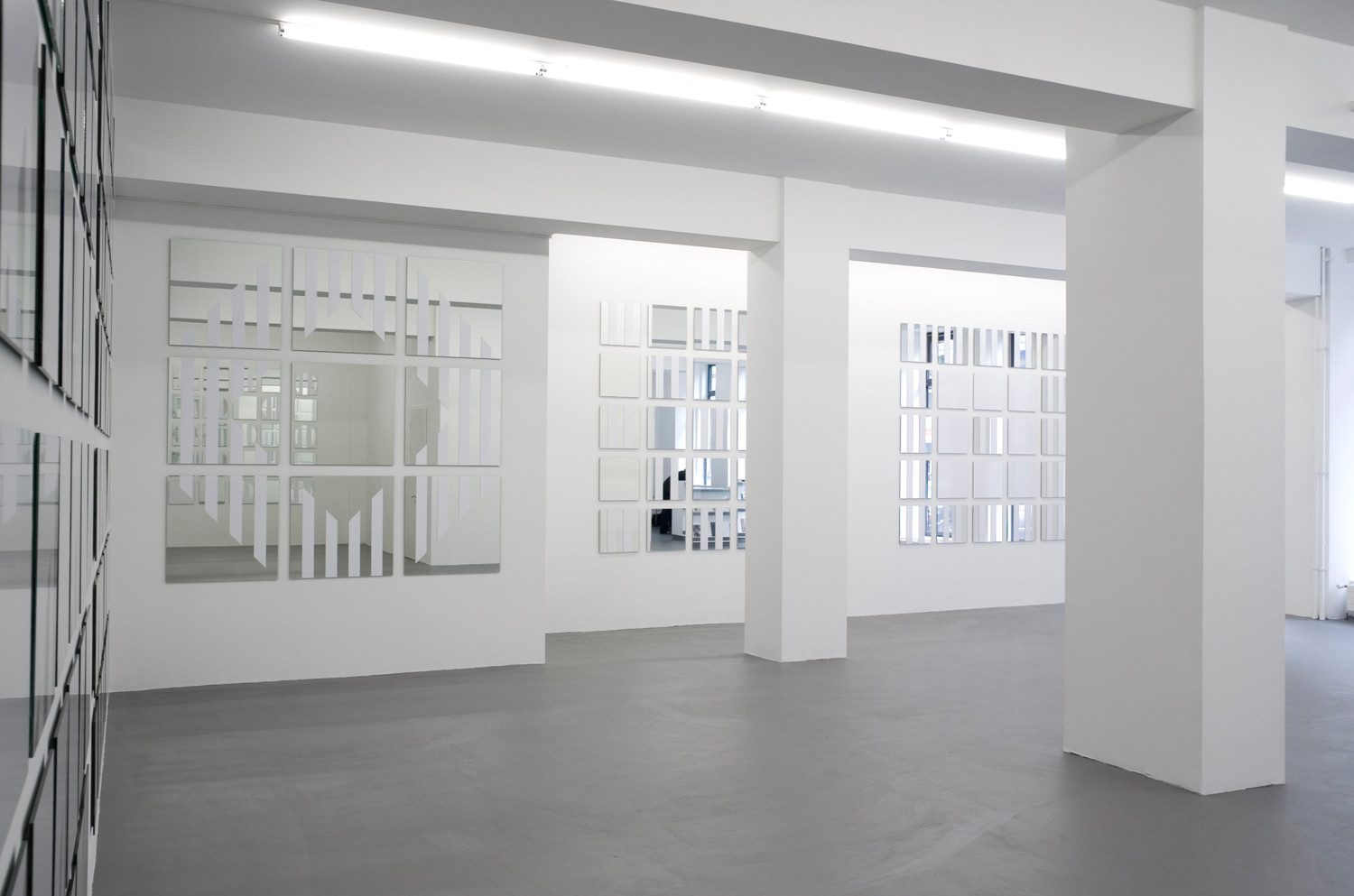 Daniel Buren, ‘voir se voir savoir’, Installation view, Buchmann Galerie, 2005