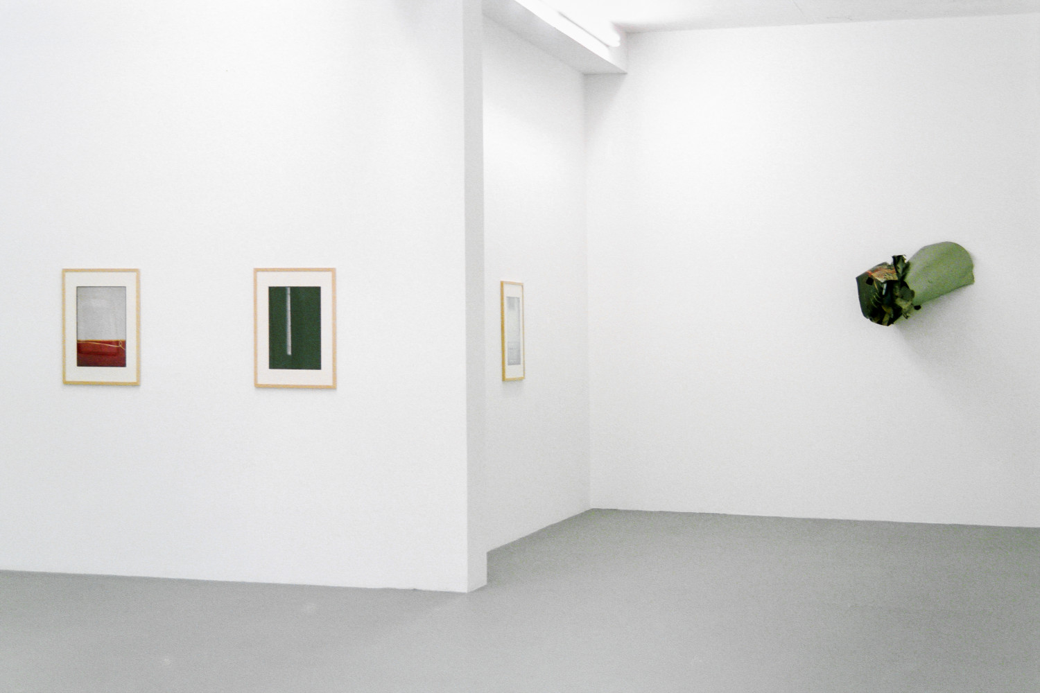 ‘Juan Uslé / John Chamberlain – Photographien’, Installation view, Buchmann Galerie Köln, 1996