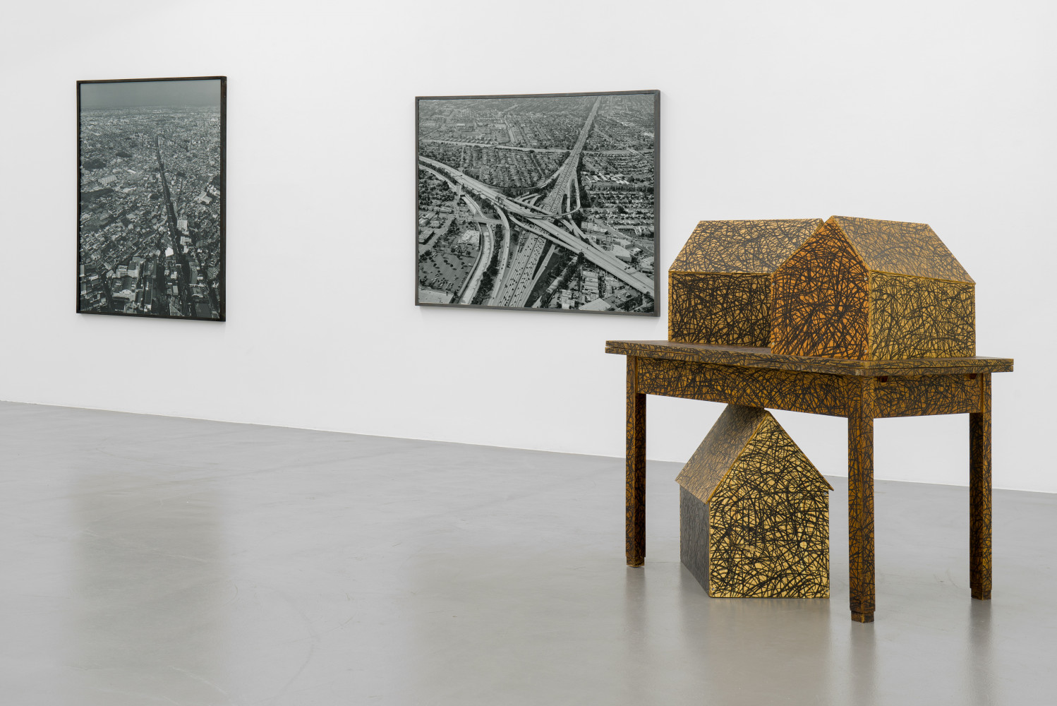 ‘On Landscape – Balthasar Burkhard – Tony Cragg – Alberto Garutti – Joel Sternfeld’, Installationsansicht, Buchmann Galerie, 2019