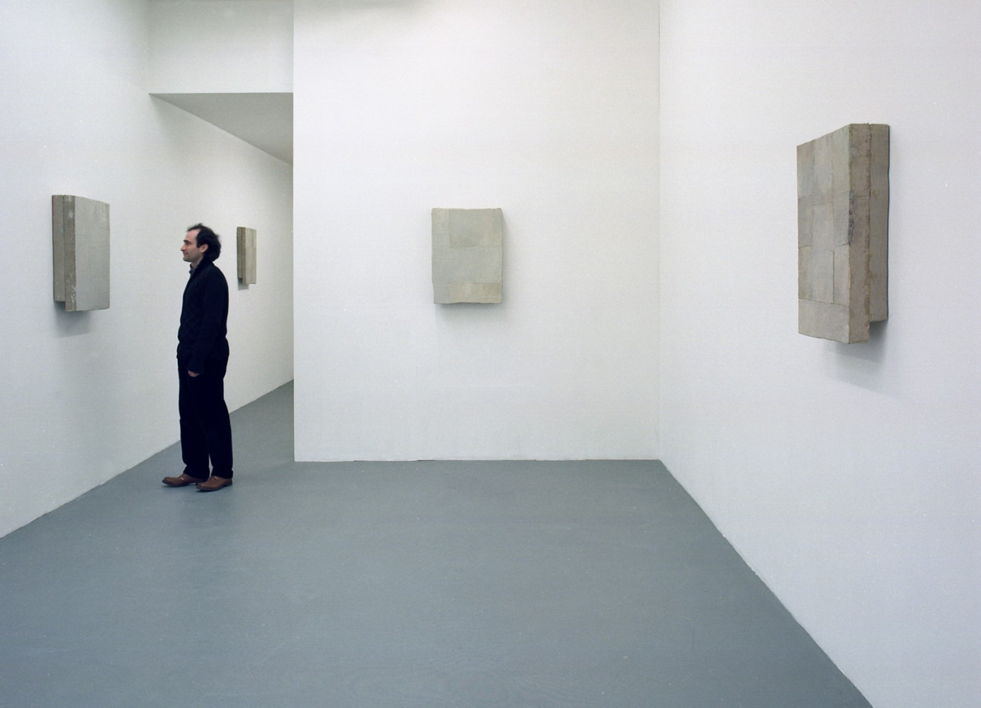 Lawrence Carroll, Installationsansicht, Buchmann Galerie Köln, 2002