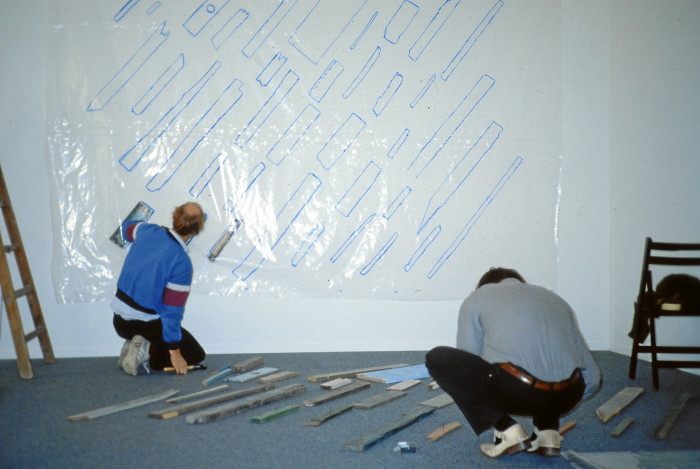 ‘Tony Cragg beim Aufbau, Austellung, St Gallen, 1983’