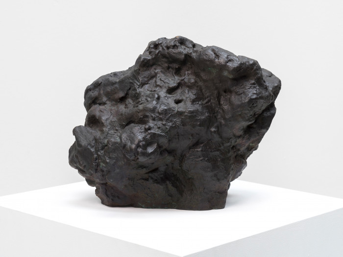 A sculptur of a deformed head, dark and mysterious. Sculpted by british-american sculptur William Tucker