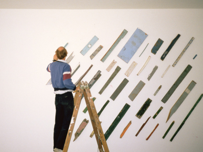 ‘Tony Cragg beim Aufbau, Austellung, St Gallen, 1983’