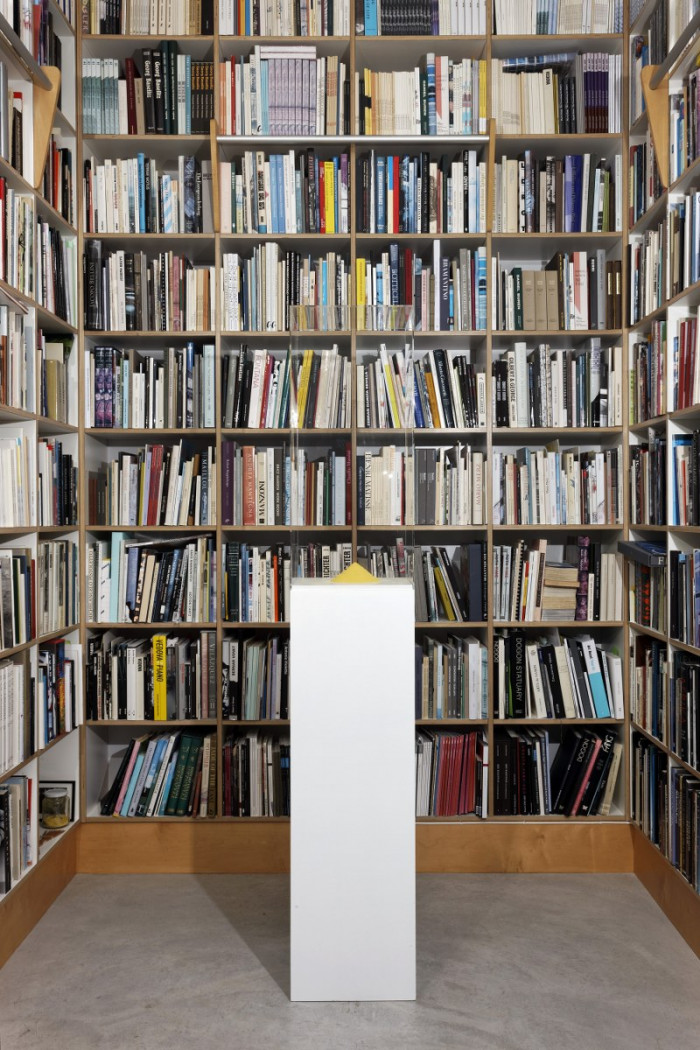 Wolfgang Laib, ‘der unbesteigbare Berg’, 1991–2015, pollen