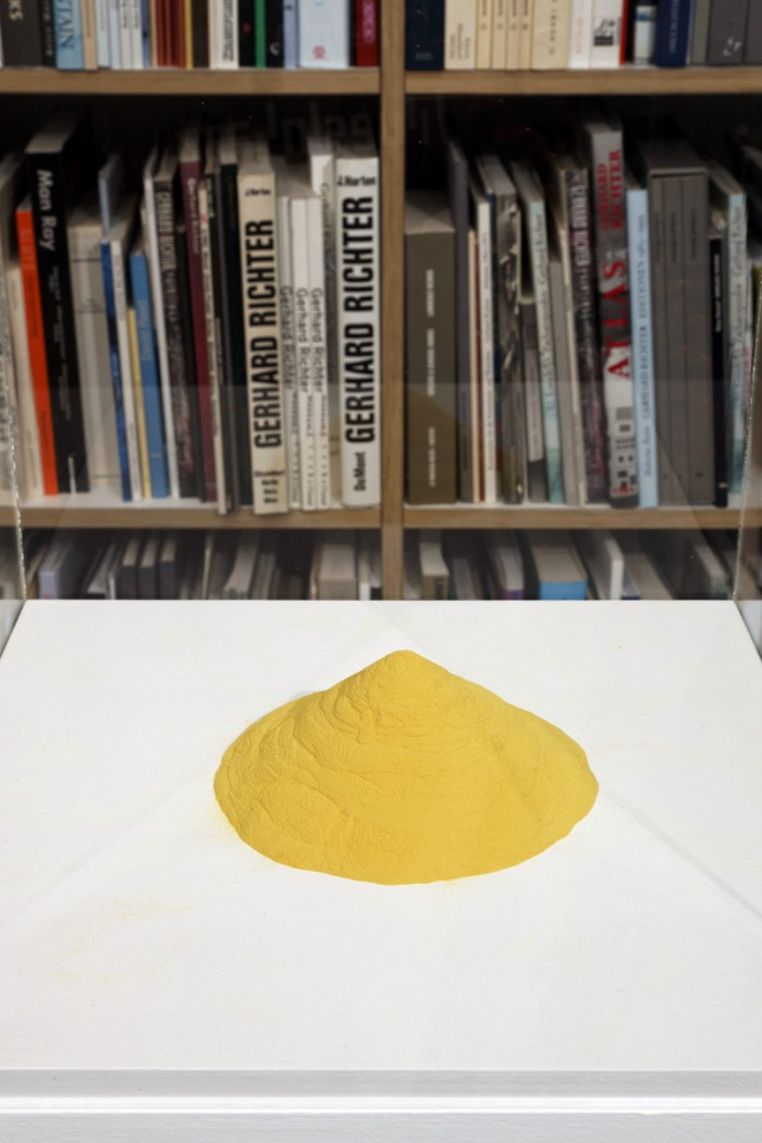 Wolfgang Laib, ‘der unbesteigbare Berg’, 1991–2015, pollen