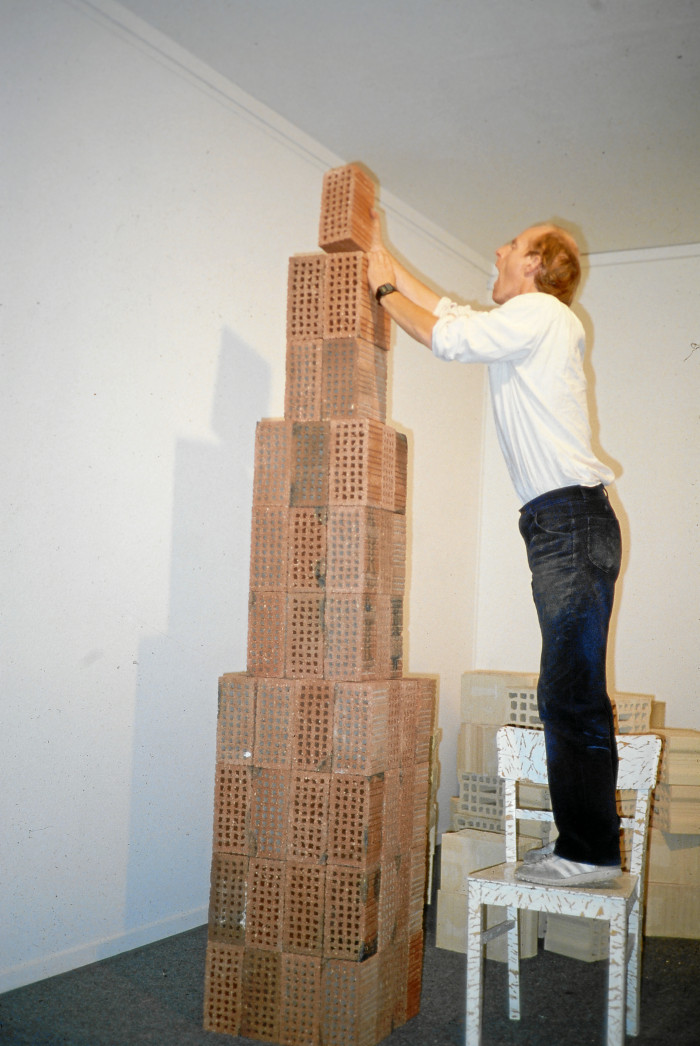 ‘Tony Cragg installierte Three Modern Buildings, Ausstellung St Gallen, 1983’