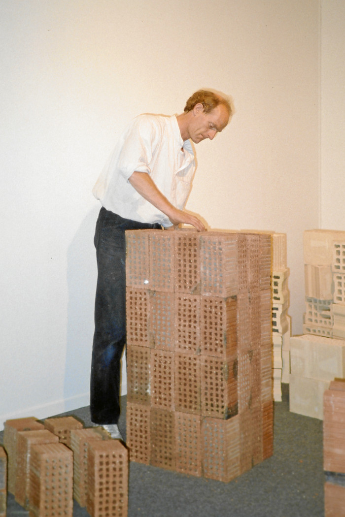 ‘Tony Cragg installierte Three Modern Buildings, Ausstellung St Gallen, 1983’