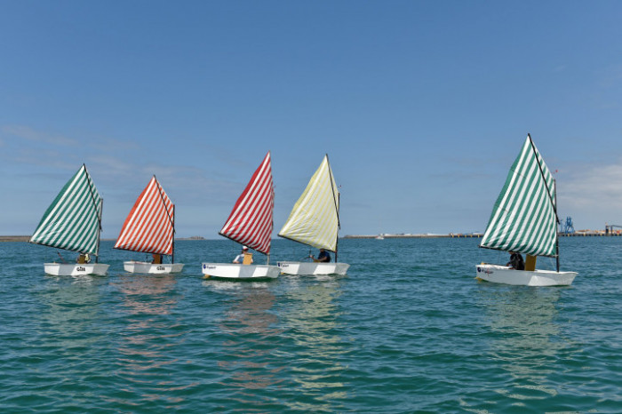 Daniel Buren, ‘Voile/Toile - Toile/Voile’, 11 segel boot in 9 Farben: Schwarz, Rot, Orange, Gelb, Grün, Dunkel Blau, Himmel Blau, Magenta, und Lila;  mit abwechselnden 8,7 cm breiten weißen Streifen