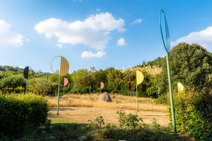 ‘Photo-souvenir : Daniel Buren, "Plantations", travaux "in situ", Musée des Impressionnismes Giverny, 2026. © DB / ADAGP, Paris, 2026. Photo: Octave Bénard.’